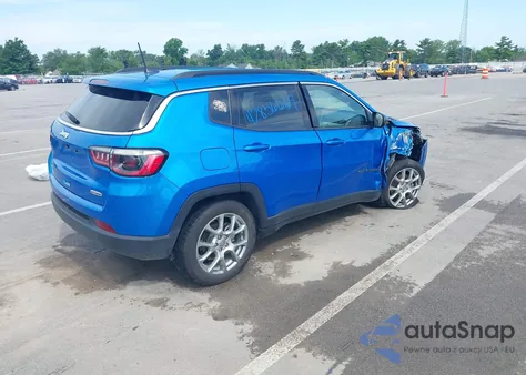 2022 Jeep Compass Latitude Lux 4X4 z USA, uszkodzony, nr VIN 3C4NJDFB1NT142337